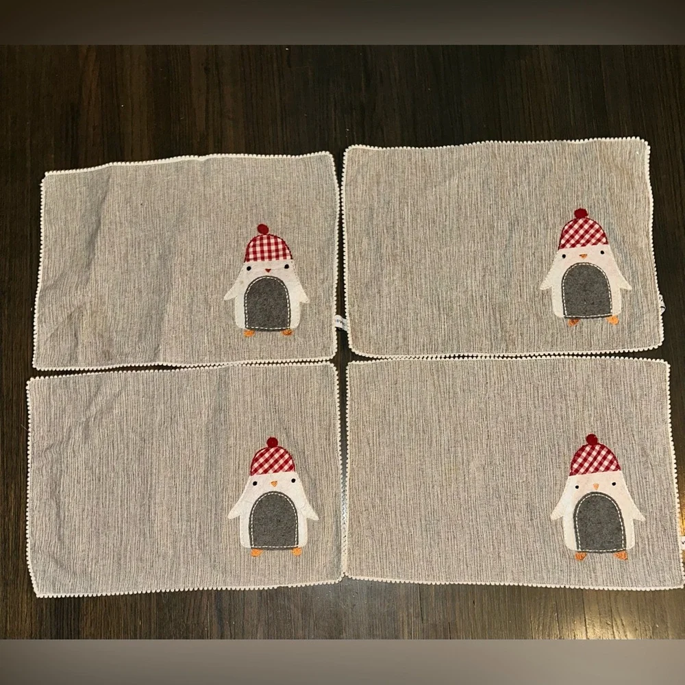NOVOGRAZTZ FAO SCHWARTZ Holiday Snow Penguin Design Placemats Set of 4